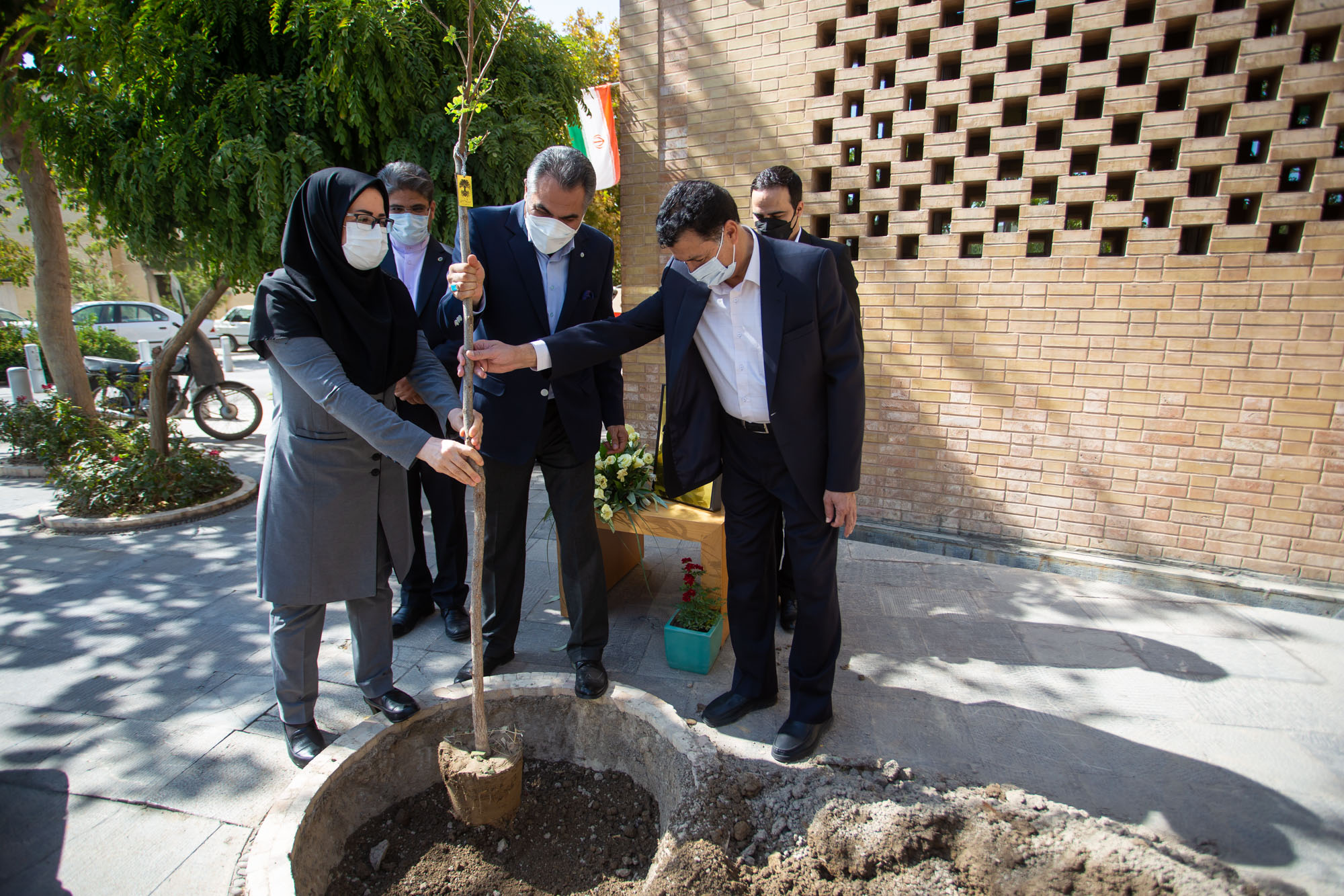 اعضای هیئت مدیره‌ی کانون وکلای دادگستری اصفهان به نام عضو نیکوکار خود یک اصله نهال غرس کردند+گزارش تصویری
