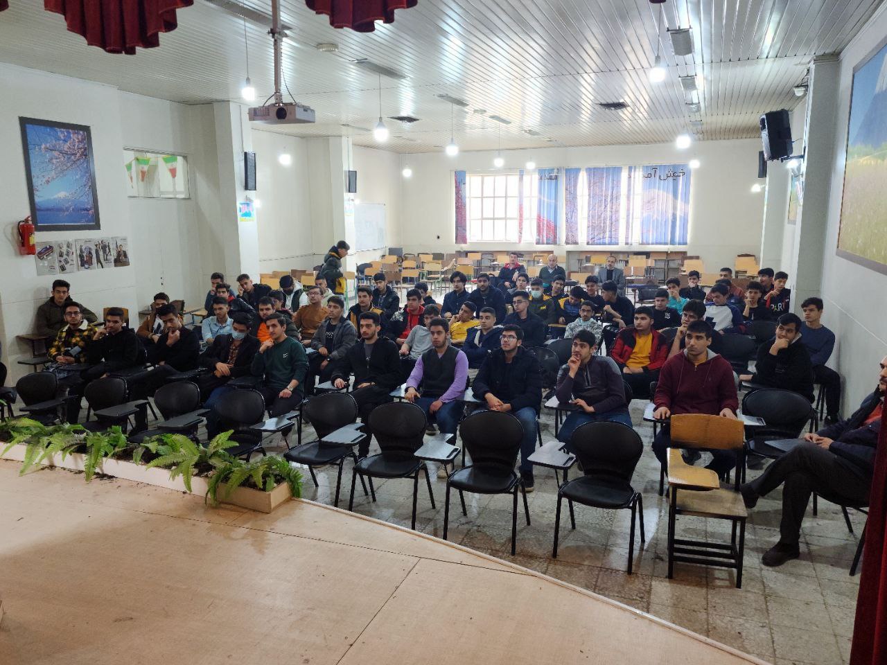 حضور وکلای کانون وکلای دادگستری اصفهان در مدارس استان جهت آشنائی دانش آموزان با حرفه وکالت